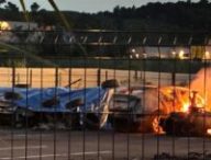 Les Tesla brûlées sur le parking de la concession près de Marseille. // Source : InfoLibertaire