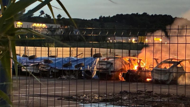 Un groupuscule d’ultragauche revendique  l’incendie des 24 Tesla près de Marseille, laissant les propriétaires démunis