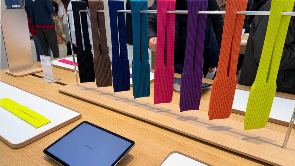 Dans son Apple Store samedi, Apple n'exposait plus que le petit modèle avec des miroirs, faute de stock pour le modèle long. Dans son Apple Store samedi, Apple n'exposait plus que le petit modèle avec des miroirs, faute de stock pour le modèle long.