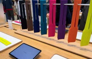 Dans son Apple Store samedi, Apple n'exposait plus que le petit modèle avec des miroirs, faute de stock pour le modèle long.