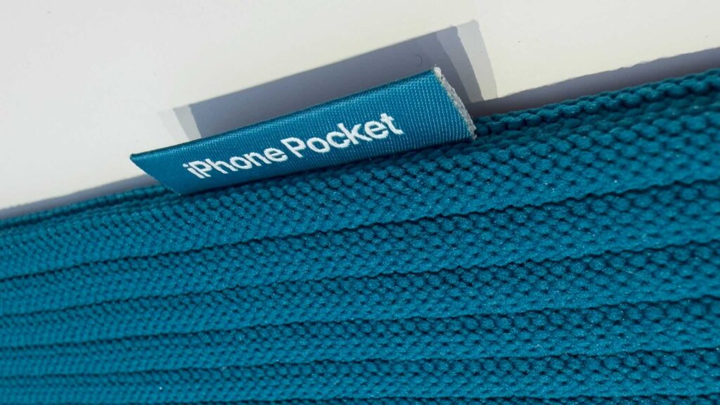 L'étiquette de l'iPhone Pocket est ce qui le rend unique : elle mentionne d'un côté l'iPhone et de l'autre ISSEY MIYAKE. L'étiquette de l'iPhone Pocket est ce qui le rend unique : elle mentionne d'un côté l'iPhone et de l'autre ISSEY MIYAKE.