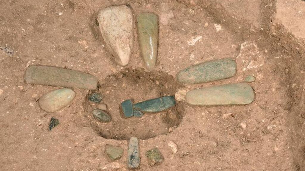 Des objets en jade retrouvés dans une cache au cœur du site Maya Des objets en jade retrouvés dans une cache au cœur du site Maya