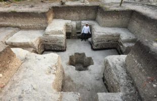 Excavation de la forme cruciforme sur le site Maya. // Source : Takeshi Inomata Excavation de la forme cruciforme sur le site Maya. // Source : Takeshi Inomata