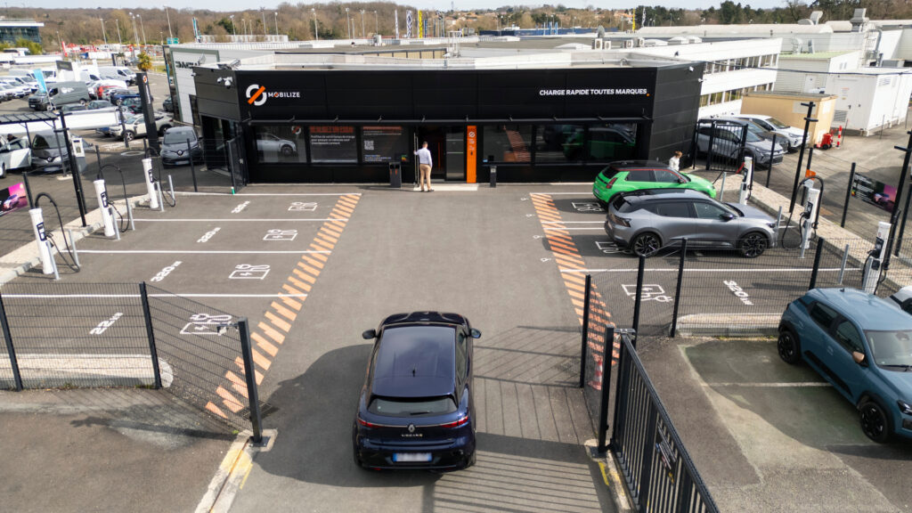 Station Mobilize de charge rapide avec son lounge // Source : Mobilize