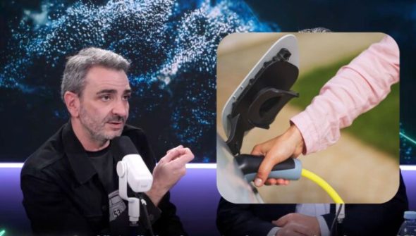 Le porte-parole de l'association 40 Millions d'Automobilistes, Pierre Chasseray, a tenu des propos discutables sur la recharge des voitures électriques. // Source : Montage par Robin San Vicente pour Numerama