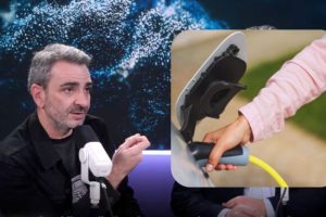 Le porte-parole de l'association 40 Millions d'Automobilistes, Pierre Chasseray, a tenu des propos discutables sur la recharge des voitures électriques. // Source : Montage par Robin San Vicente pour Numerama Le porte-parole de l'association 40 Millions d'Automobilistes, Pierre Chasseray, a tenu des propos discutables sur la recharge des voitures électriques. // Source : Montage par Robin San Vicente pour Numerama