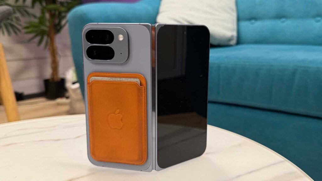 Le support MagSafe d'Apple sur un smartphone Google : oui c'est possible. // Source : Numerama