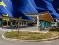 L'Union européenne va allouer plus de 600 millions d'euros pour déployer des bornes de recharge rapides sur autoroutes. // Source : Une par Robin San Vicente pour Numerama