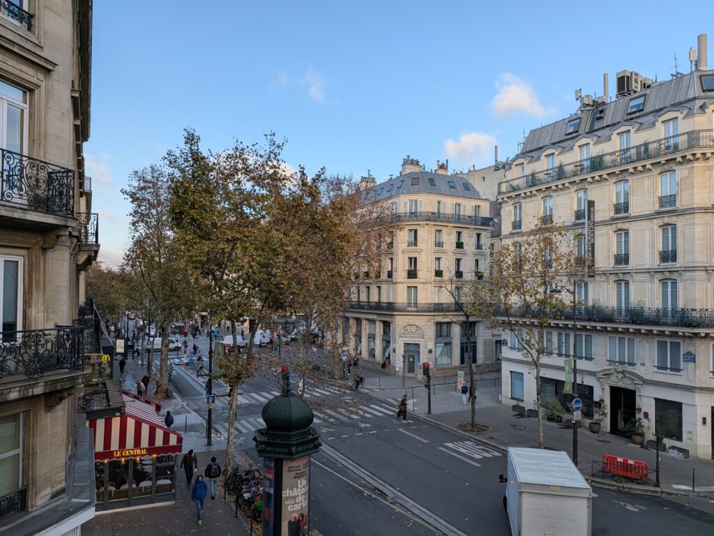 L'appareil photo du Pixel 10 Pro Fold est relativement très correct, mais le capteur est plus petit que sur les autres Pixel. Il peut être un peu limité la nuit, mais Google applique des correctifs logiciels.