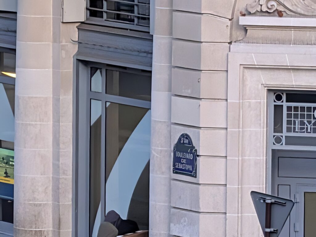 Le zoom numérique x20, malgré des ajustements IA, peine à offrir une qualité digne des autres Pixel 10. La limite matérielle est bien là.