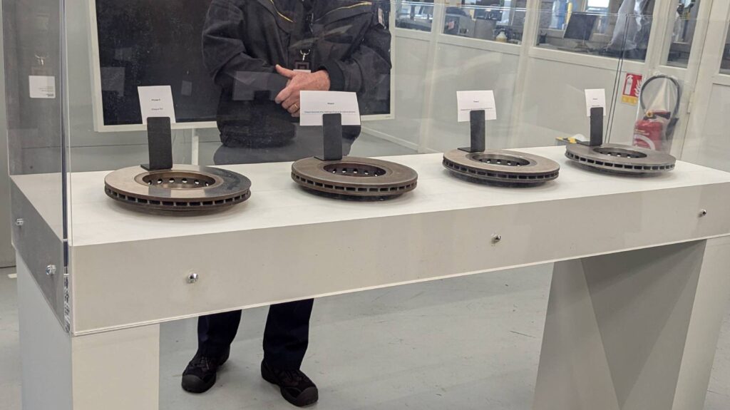 Différentes étapes de finition en laser cladding du disque de frein  // Source : Raphaelle Baut pour Numerama