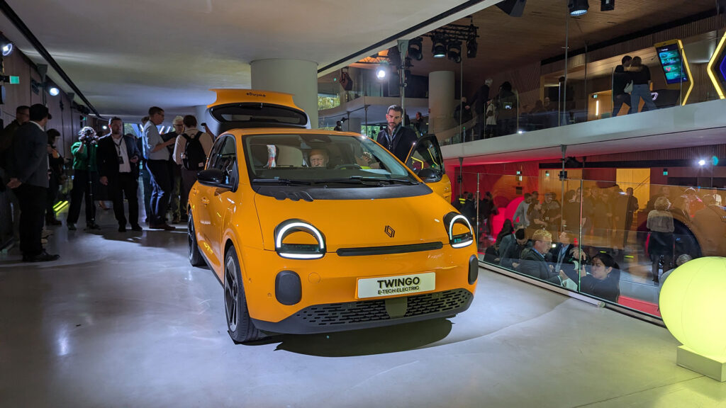 Renault Twingo jaune mango lors du reveal // Source : Raphaelle Baut pour Numerama