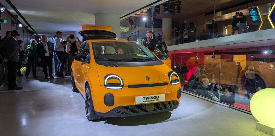 Renault Twingo jaune mango lors du reveal // Source : Raphaelle Baut pour Numerama Renault Twingo jaune mango lors du reveal // Source : Raphaelle Baut pour Numerama