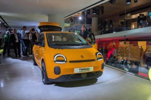 Renault Twingo jaune mango lors du reveal // Source : Raphaelle Baut pour Numerama Renault Twingo jaune mango lors du reveal // Source : Raphaelle Baut pour Numerama