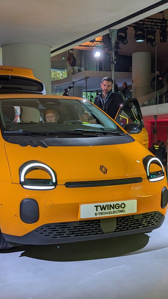 Renault Twingo jaune mango lors du reveal // Source : Raphaelle Baut pour Numerama Renault Twingo jaune mango lors du reveal // Source : Raphaelle Baut pour Numerama