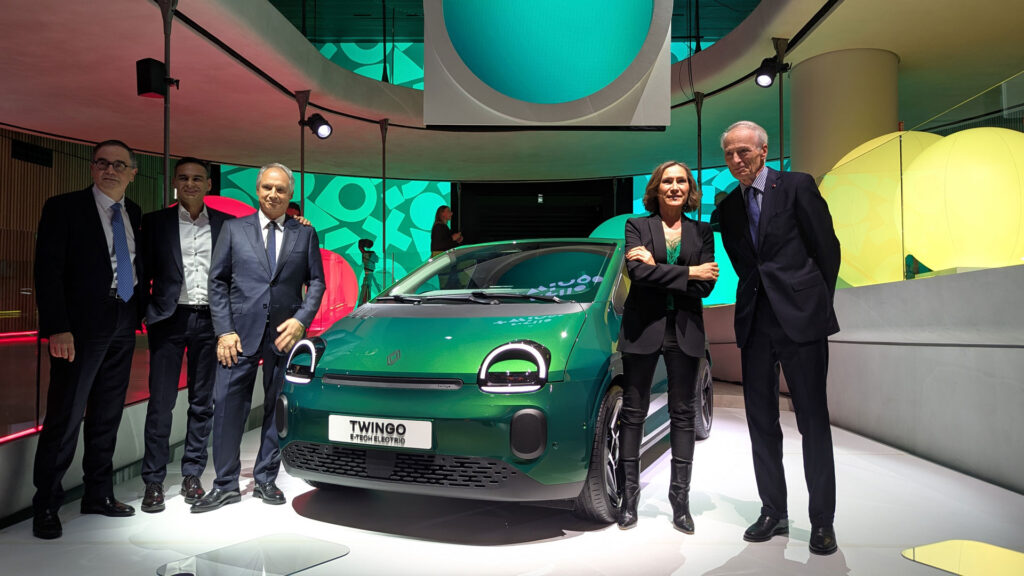 L'équipe dirigeante de Renault et les responsables du projet réunis pour officialiser la Twingo // Source : Raphaelle Baut pour Numerama