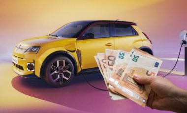 Le gouvernement a annoncé le maintien et l'augmentation des primes à l'achat d'une voiture électrique. // Source : Une par Robin San Vicente pour Numerama