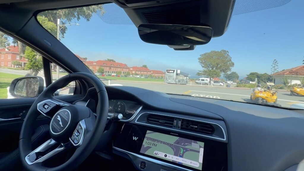 Le volant qui tourne tout seul peut être surprenant, mais la technologie est redoutablement efficace.