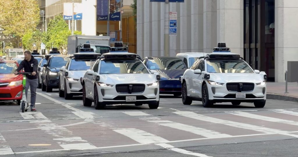 Sur cette seule intersection, il y a au moins cinq Waymo visibles.