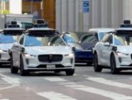 Sur cette seule intersection, il y a au moins cinq Waymo visibles.