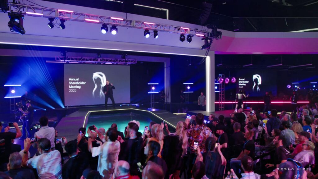 Elon Musk et des Optimus lors de l'assemblée générale des actionnaires  // Source : Capture live Tesla