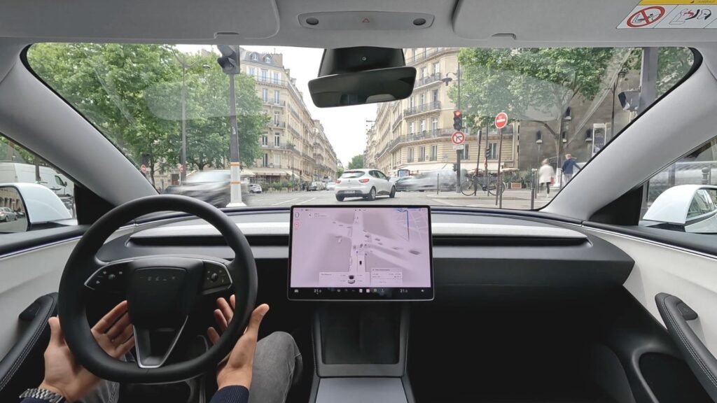 Tesla teste la conduite autonome FSD à Paris. // Source : Tesla Tesla teste la conduite autonome FSD à Paris. // Source : Tesla