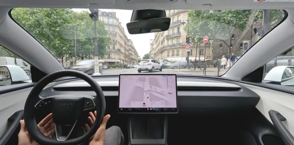 Tesla teste la conduite autonome FSD à Paris. // Source : Tesla Tesla teste la conduite autonome FSD à Paris. // Source : Tesla