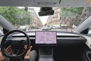 Tesla teste la conduite autonome FSD à Paris. // Source : Tesla