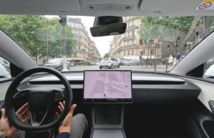 Tesla teste la conduite autonome FSD à Paris. // Source : Tesla