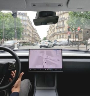 Tesla teste la conduite autonome FSD à Paris. // Source : Tesla