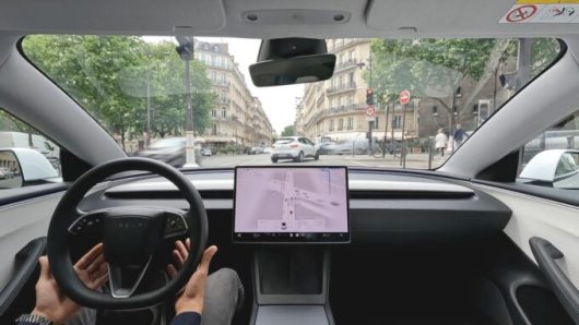 Tesla teste la conduite autonome FSD à Paris. // Source : Tesla