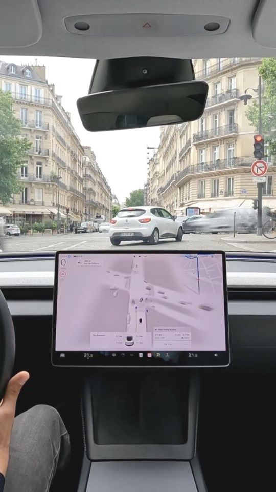 Tesla teste la conduite autonome FSD à Paris. // Source : Tesla