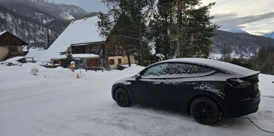 Une Tesla Model Y sous la neige. // Source : Bob Jouy pour Numerama Une Tesla Model Y sous la neige. // Source : Bob Jouy pour Numerama