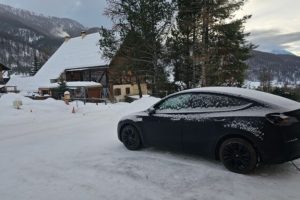 Une Tesla Model Y sous la neige. // Source : Bob Jouy pour Numerama Une Tesla Model Y sous la neige. // Source : Bob Jouy pour Numerama