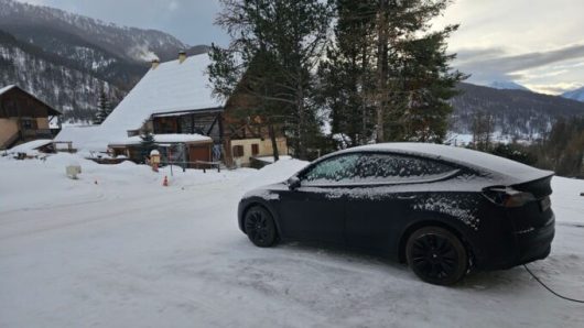 Une Tesla Model Y sous la neige. // Source : Bob Jouy pour Numerama Une Tesla Model Y sous la neige. // Source : Bob Jouy pour Numerama