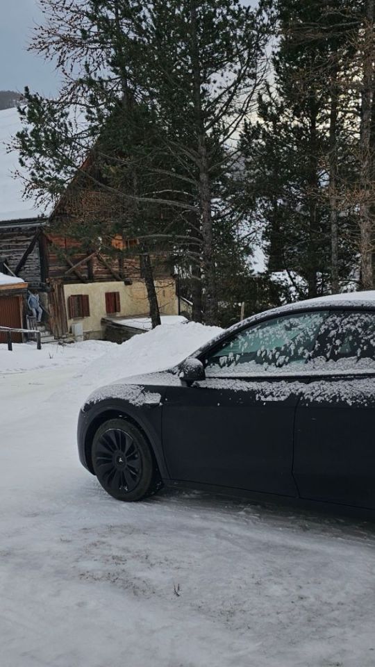 Une Tesla Model Y sous la neige. // Source : Bob Jouy pour Numerama Une Tesla Model Y sous la neige. // Source : Bob Jouy pour Numerama