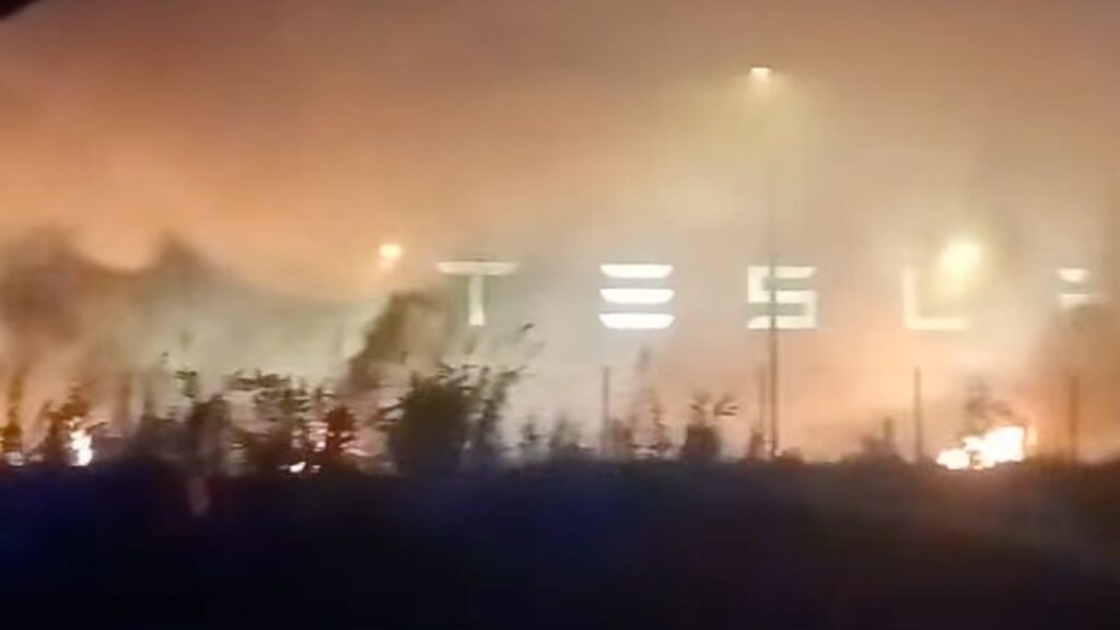 Un incendie a ravagé 24 voitures Tesla près de Marseille // Source : Gilles Petras via Facebook