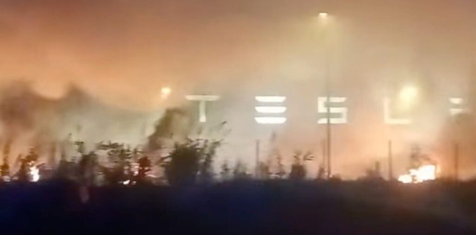 Un incendie a ravagé 24 voitures Tesla près de Marseille // Source : Gilles Petras via Facebook Un incendie a ravagé 24 voitures Tesla près de Marseille // Source : Gilles Petras via Facebook