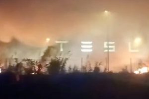 Un incendie a ravagé 24 voitures Tesla près de Marseille // Source : Gilles Petras via Facebook Un incendie a ravagé 24 voitures Tesla près de Marseille // Source : Gilles Petras via Facebook