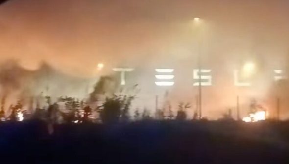 Un incendie a ravagé 24 voitures Tesla près de Marseille // Source : Gilles Petras via Facebook Un incendie a ravagé 24 voitures Tesla près de Marseille // Source : Gilles Petras via Facebook