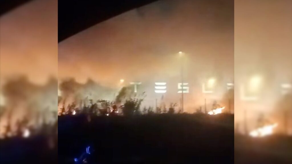 Un incendie a ravagé 24 voitures Tesla près de Marseille // Source : Gilles Petras via Facebook