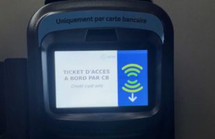 Le validateur CB dans le bus. // Source : Numerama