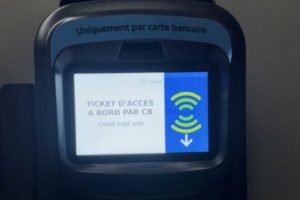 Le validateur CB dans le bus. // Source : Numerama Le validateur CB dans le bus. // Source : Numerama