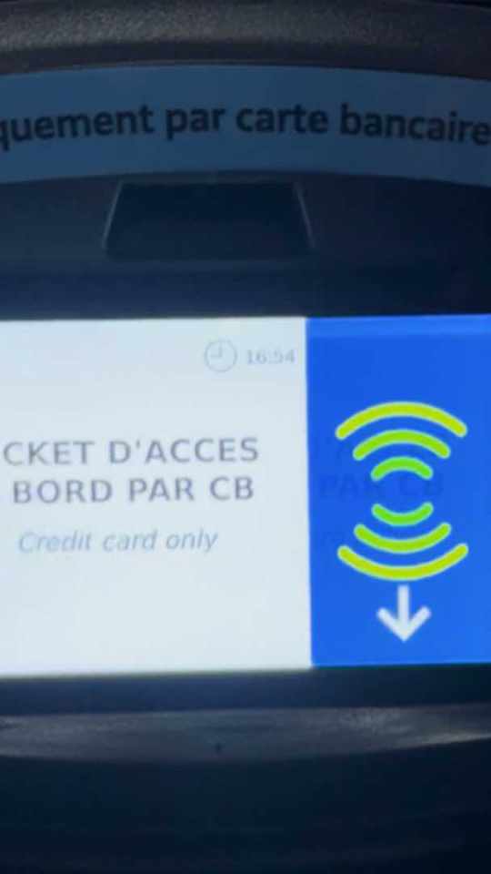Le validateur CB dans le bus. // Source : Numerama Le validateur CB dans le bus. // Source : Numerama