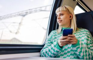 Voyage en train. // Source : Envato