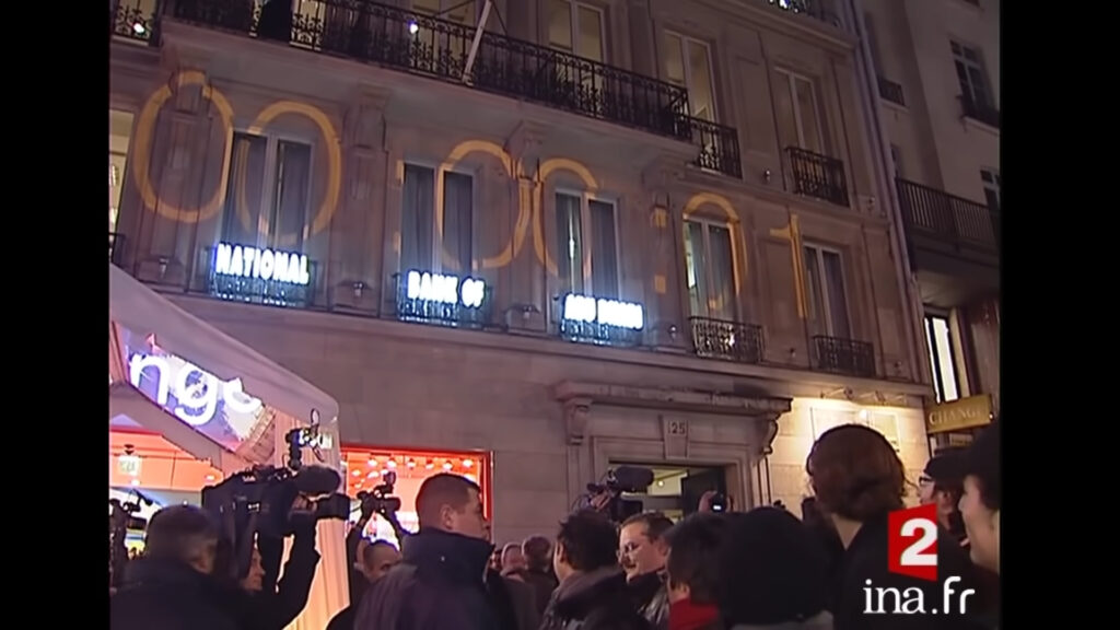 Sur les Champs-Élysées, Orange avait affiché un compte à rebours à minuit.
