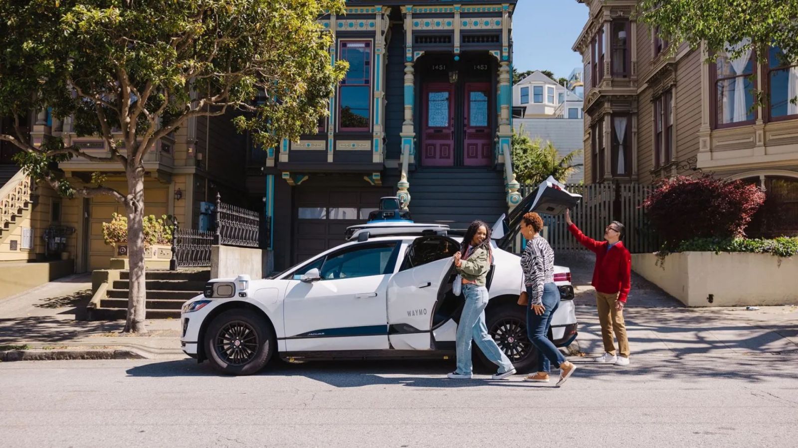 Waymo creuse encore lâ€™Ã©cart avec les taxis autonomes de Tesla en dÃ©barquant dans trois...