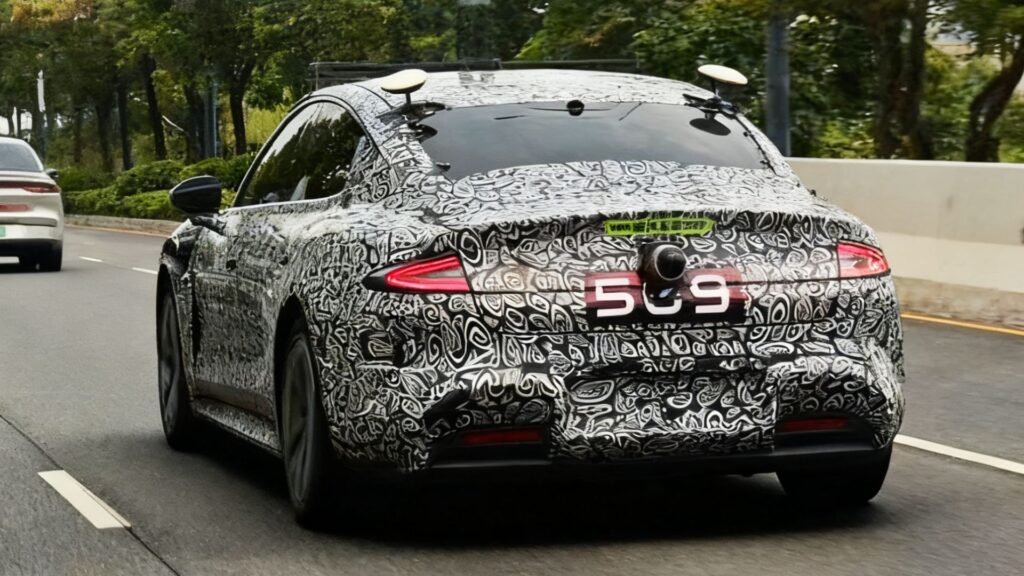 Xiaomi plancherait sur une version restylée de la SU7 // Source : CarNewsChina