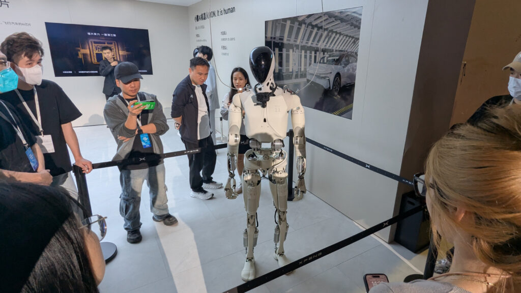 Xpeng Iron réagit au public du salon de Shanghai // Source : Raphaelle Baut pour Numerama Xpeng Iron réagit au public du salon de Shanghai // Source : Raphaelle Baut pour Numerama