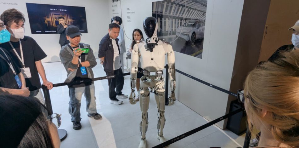 Xpeng Iron réagit au public du salon de Shanghai // Source : Raphaelle Baut pour Numerama Xpeng Iron réagit au public du salon de Shanghai // Source : Raphaelle Baut pour Numerama